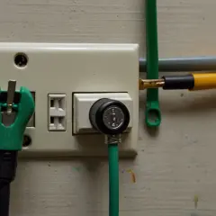 Jak podłączyć uziemienie w gniazdku elektrycznym - prosty poradnik