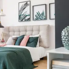 Co nad łóżkiem w sypialni: 7 inspirujących pomysłów na dekorację