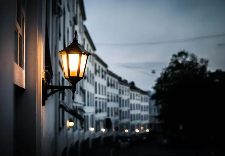 Lampy, które zmieniają nasze otoczenie – od wnętrz po miejskie aleje