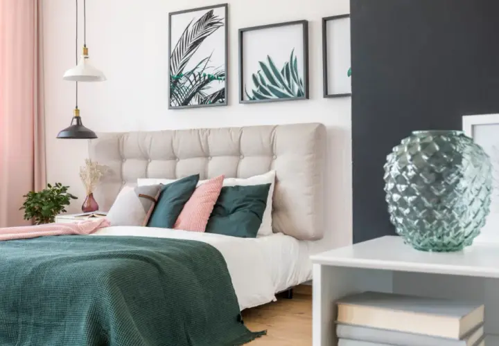 Co nad łóżkiem w sypialni: 7 inspirujących pomysłów na dekorację