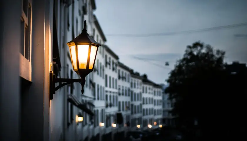 Lampy, które zmieniają nasze otoczenie – od wnętrz po miejskie aleje
