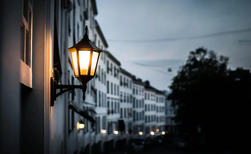 Lampy, które zmieniają nasze otoczenie – od wnętrz po miejskie aleje