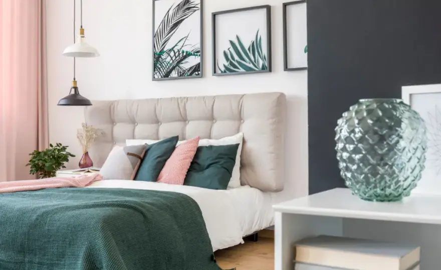 Co nad łóżkiem w sypialni: 7 inspirujących pomysłów na dekorację