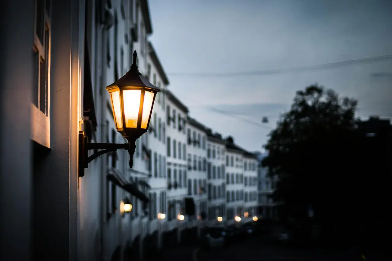 Lampy, które zmieniają nasze otoczenie – od wnętrz po miejskie aleje